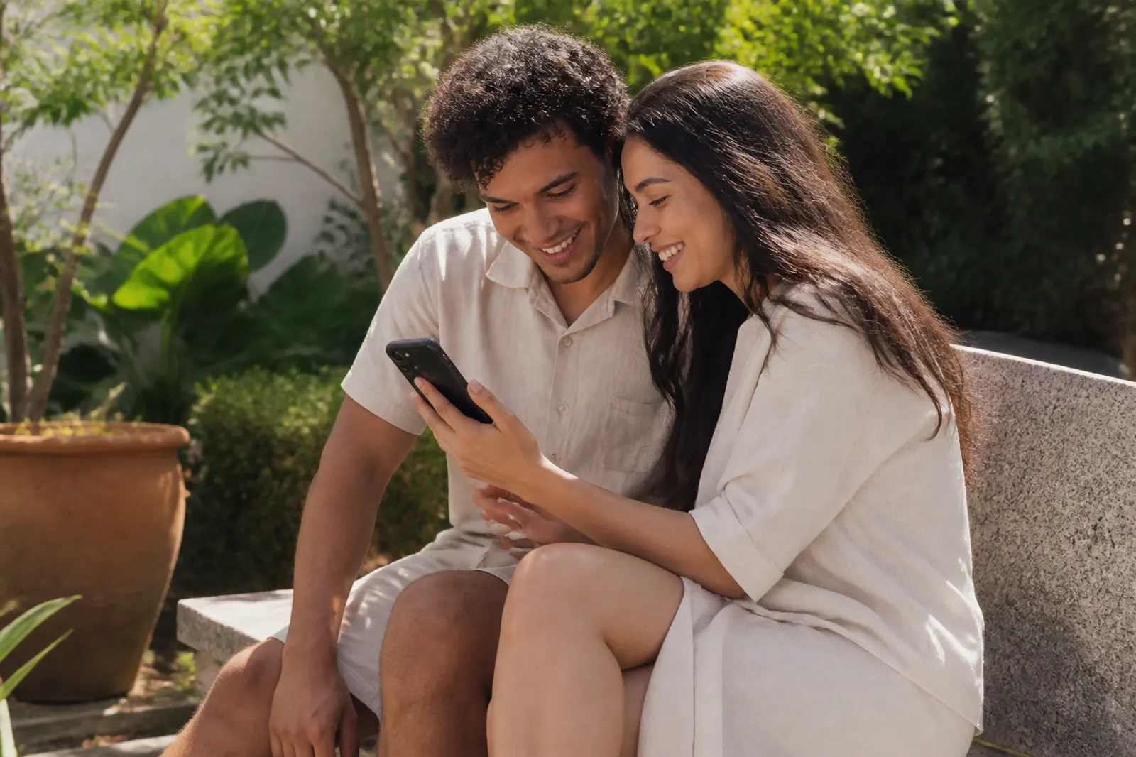 Casal usando o app mobile do evento no Weevent