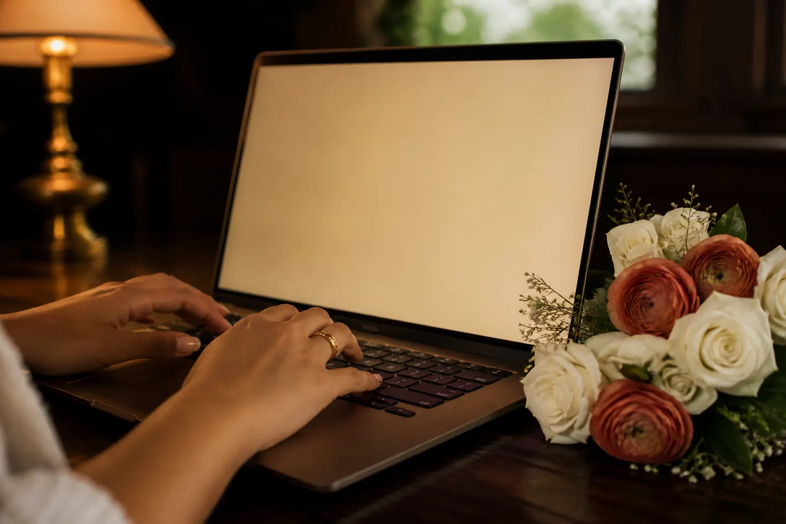 Assessora usando software de casamento no workspace do evento